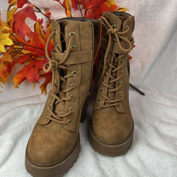 GBG Los Angeles, tan platform side zip ankle boots NWT - Picture 3 of 8